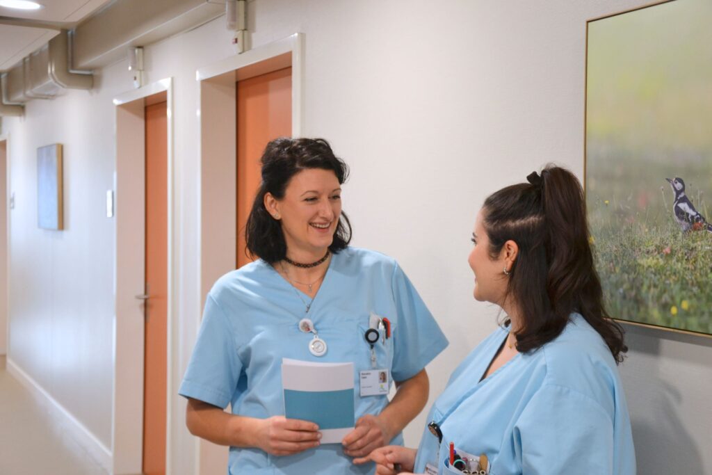 Zwei Pflegende im Gespräch im Spital Affoltern (Foto, zvg)
