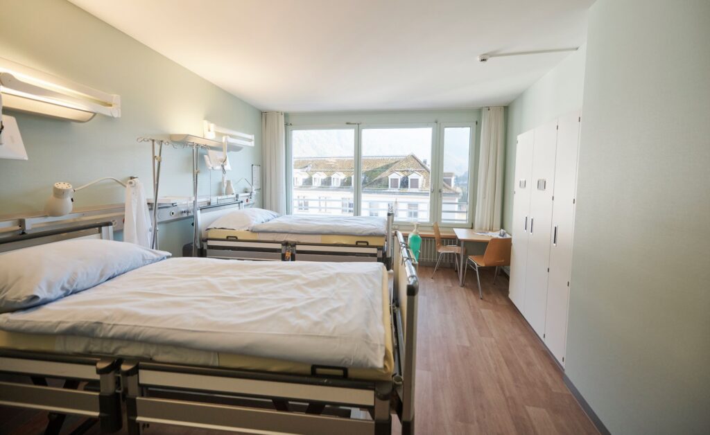 Zweibettenzimmer im Kantonsspital Glarus Foto zvg