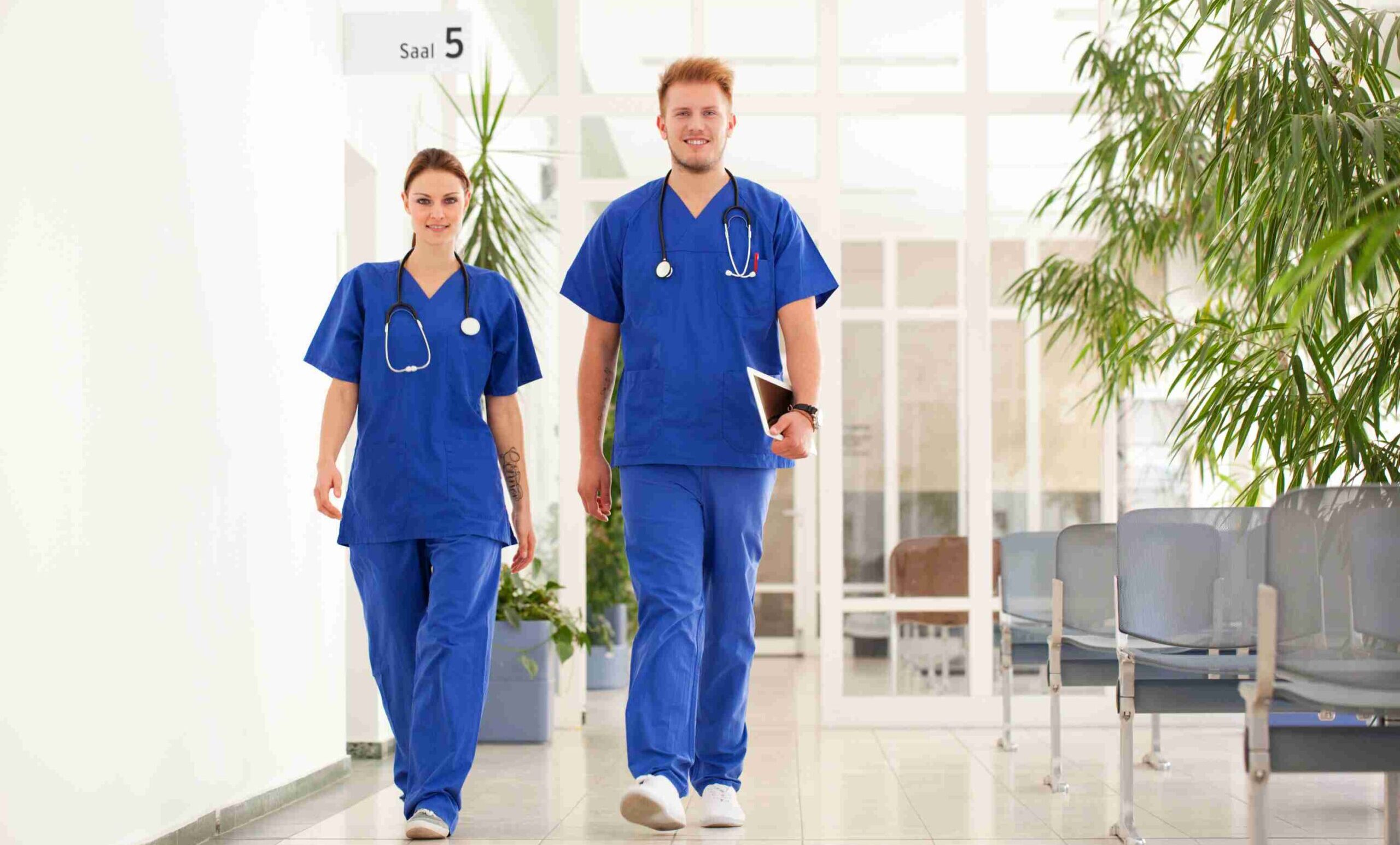Pfleger und Pflegerin im Spital Pflege Pflegeinitiative Canva