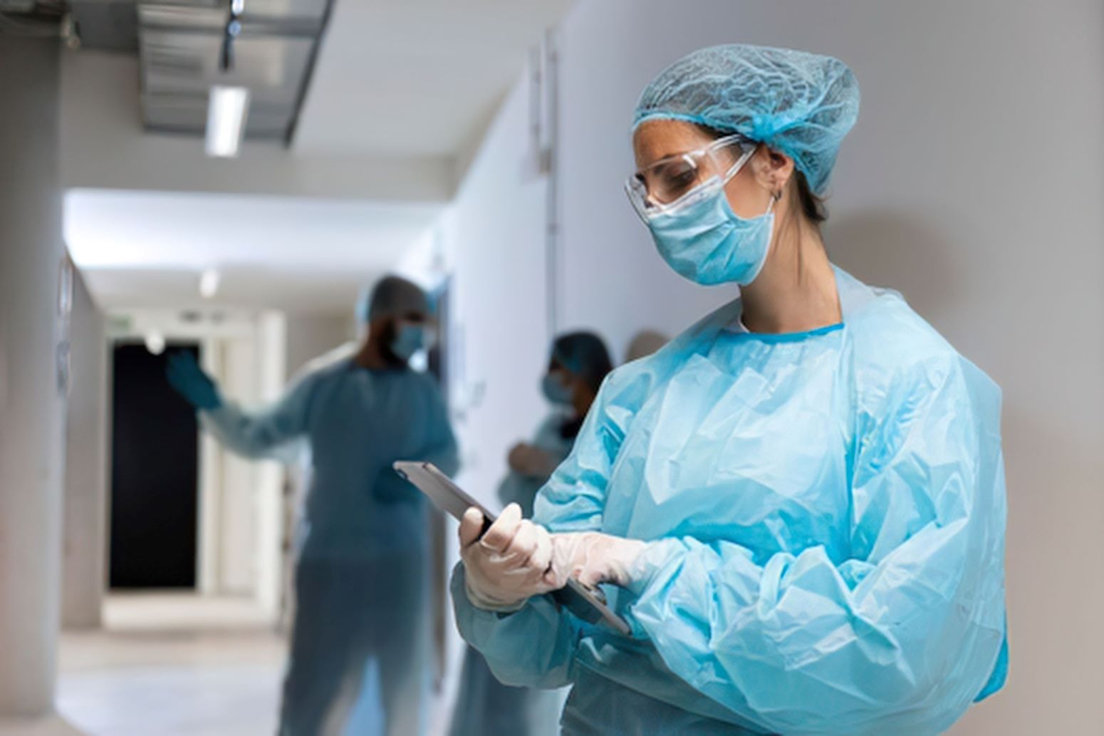 Eine Teilnehmerin aus einer Klinik kann etwa Schutzmassnahmen zur Infektionsprävention analysieren und weiterentwickeln. H+ Bildung_Weiterbildung Canva
