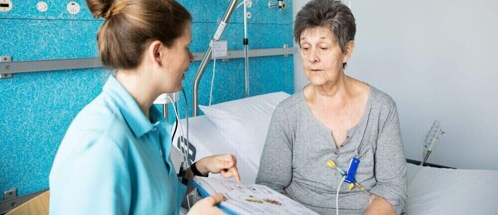Die Patientin profitiert bereits im Spital von einer individuellen Ernährungstherapie – mit weniger Beschwerden und mehr Lebensqualität. (Foto: KSW)