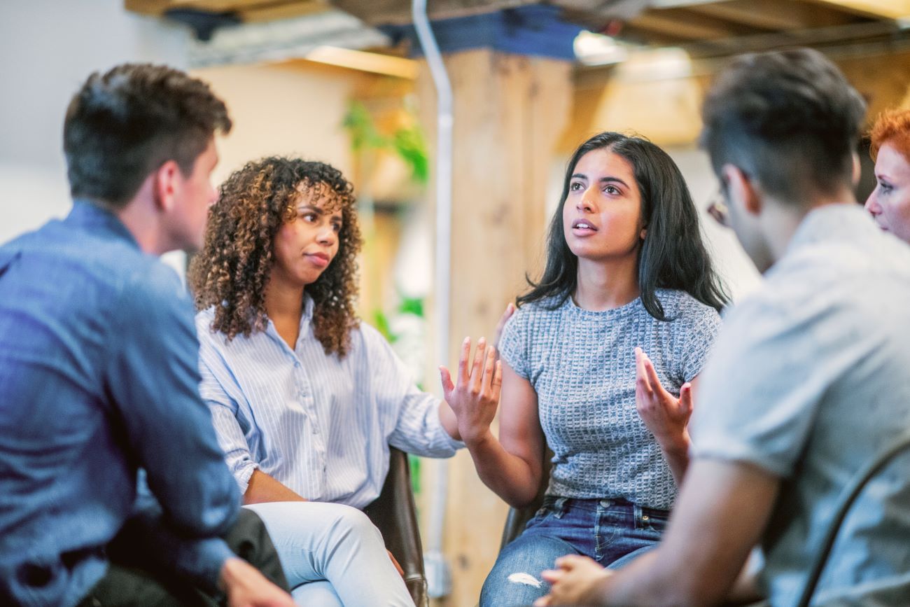 Statt isoliert voneinander zu arbeiten bzw. formale Schulungen zu besuchen, lernen Mitarbeitende in WOL-Circles. USZ Working out Loud (Foto: Canva)